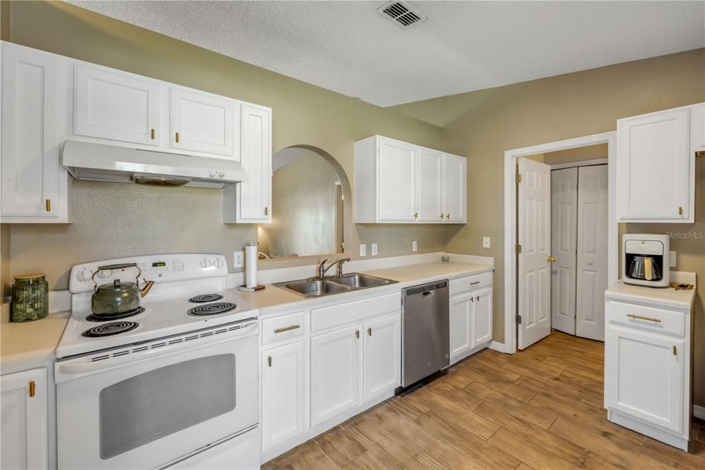 合同活跃: $299,000 (3 贝兹, 2 浴室, 1312 平方英尺)