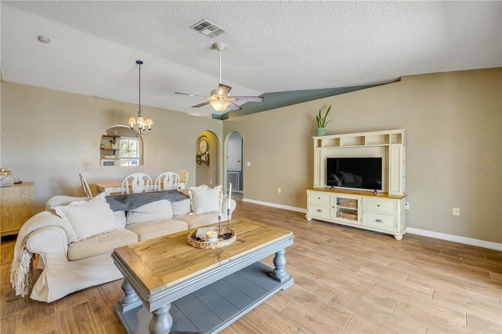 合同活跃: $299,000 (3 贝兹, 2 浴室, 1312 平方英尺)