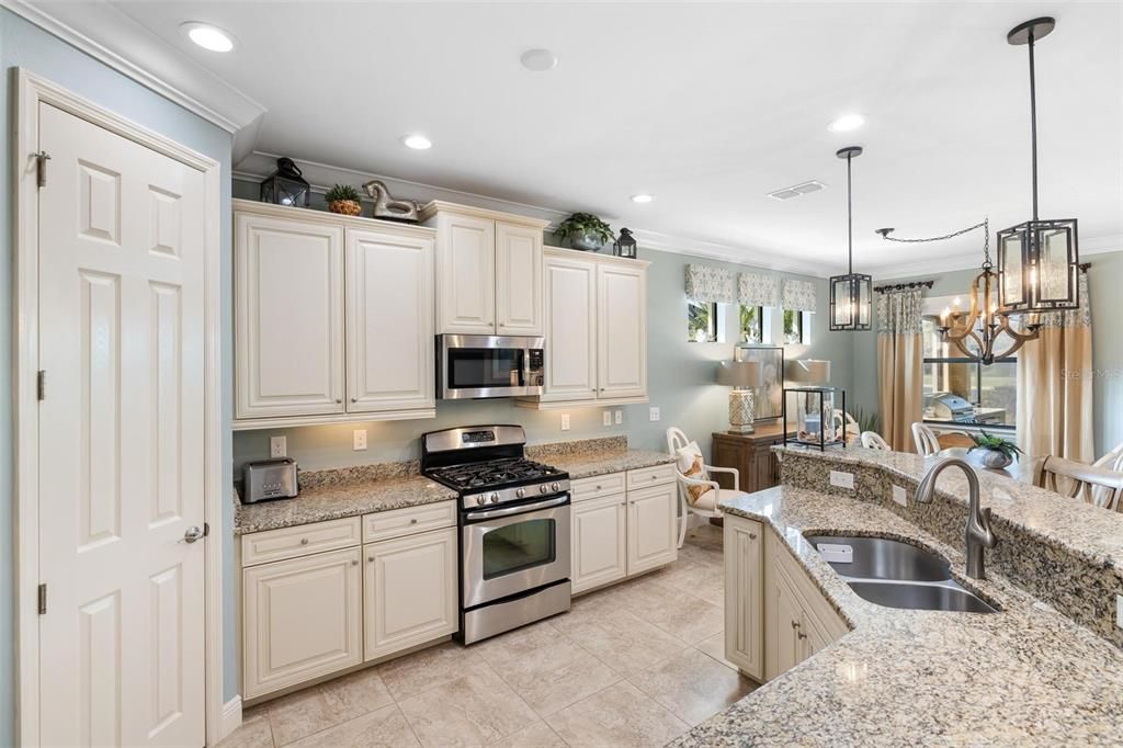 Activo con contrato: $535,000 (4 camas, 3 baños, 2576 Pies cuadrados)