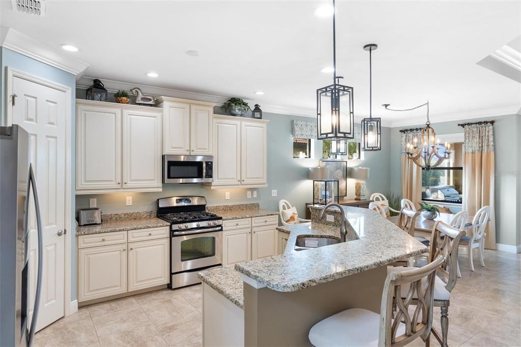 Activo con contrato: $535,000 (4 camas, 3 baños, 2576 Pies cuadrados)