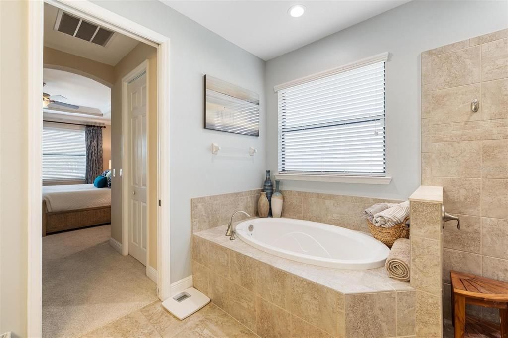 Activo con contrato: $535,000 (4 camas, 3 baños, 2576 Pies cuadrados)