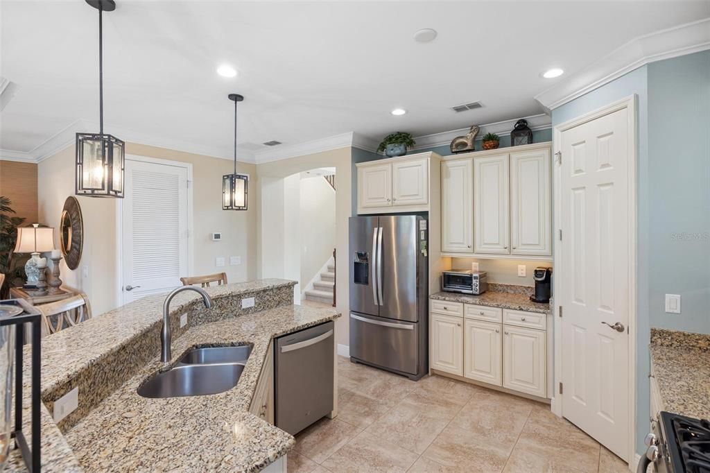 Activo con contrato: $535,000 (4 camas, 3 baños, 2576 Pies cuadrados)