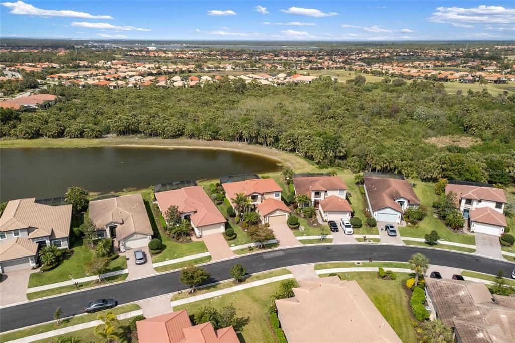 Activo con contrato: $535,000 (4 camas, 3 baños, 2576 Pies cuadrados)