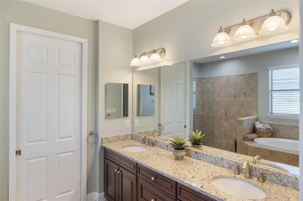 Activo con contrato: $535,000 (4 camas, 3 baños, 2576 Pies cuadrados)