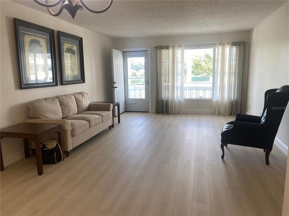 For Sale: $130,000 (2 beds, 2 baths, 1100 Square Feet)