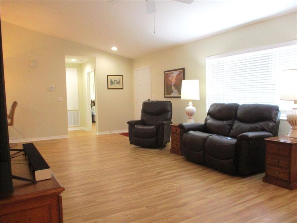 待售: $257,000 (2 贝兹, 2 浴室, 1654 平方英尺)