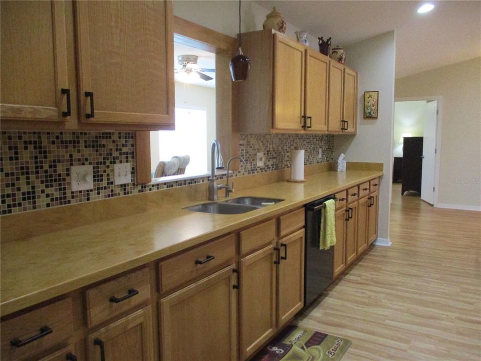 待售: $257,000 (2 贝兹, 2 浴室, 1654 平方英尺)