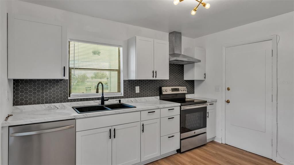 For Sale: $224,900 (3 beds, 1 baths, 875 Square Feet)