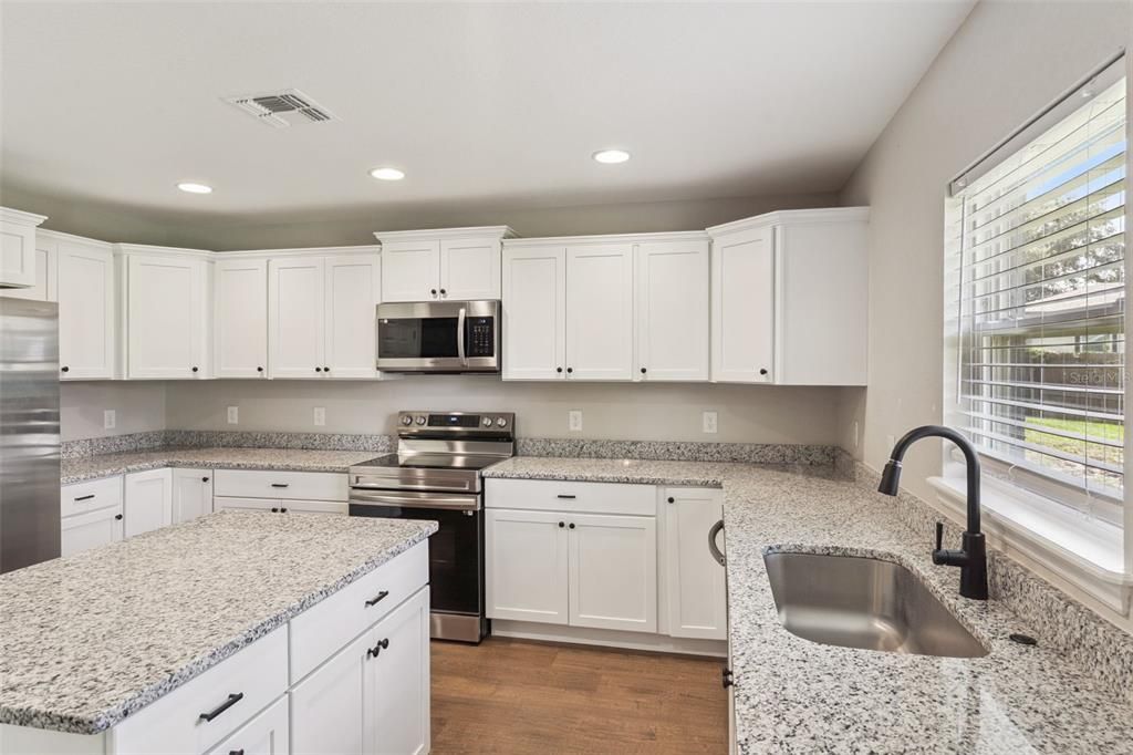 For Rent: $2,100 (3 beds, 2 baths, 1687 Square Feet)