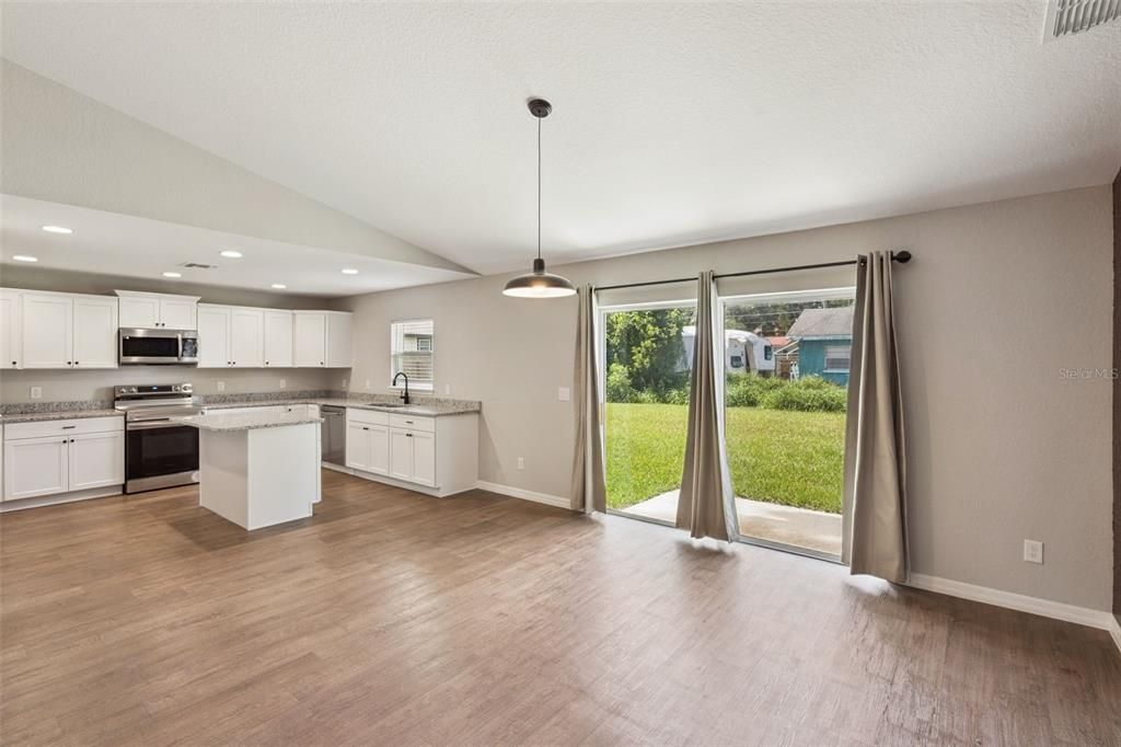 For Rent: $2,100 (3 beds, 2 baths, 1687 Square Feet)