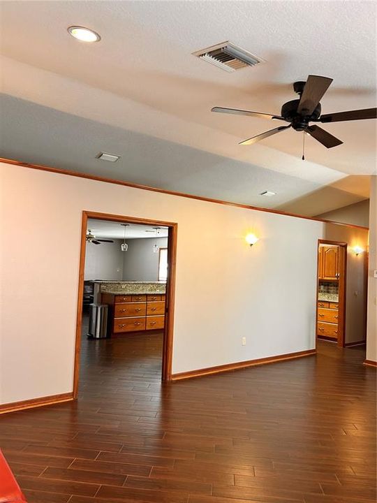 For Rent: $1,900 (3 beds, 2 baths, 1893 Square Feet)