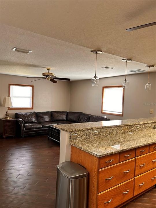 For Rent: $1,900 (3 beds, 2 baths, 1893 Square Feet)