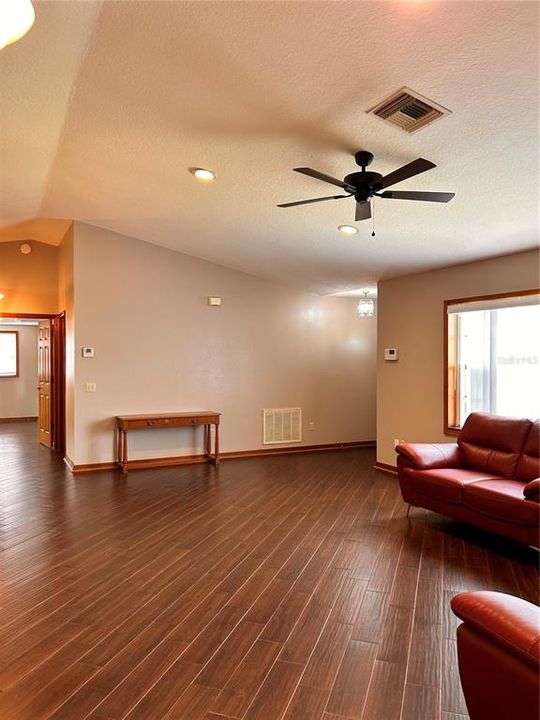 For Rent: $1,900 (3 beds, 2 baths, 1893 Square Feet)