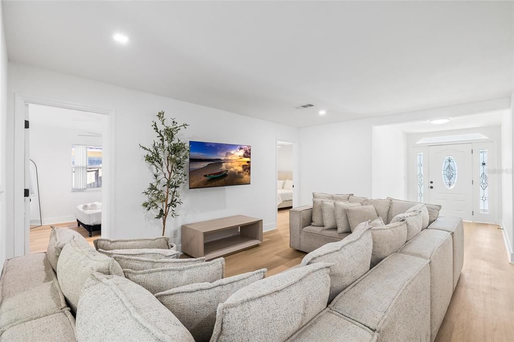 For Sale: $515,000 (5 beds, 3 baths, 1828 Square Feet)