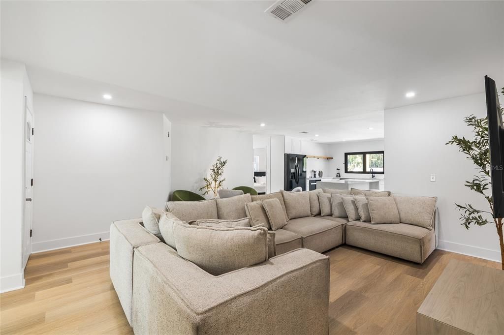 For Sale: $515,000 (5 beds, 3 baths, 1828 Square Feet)