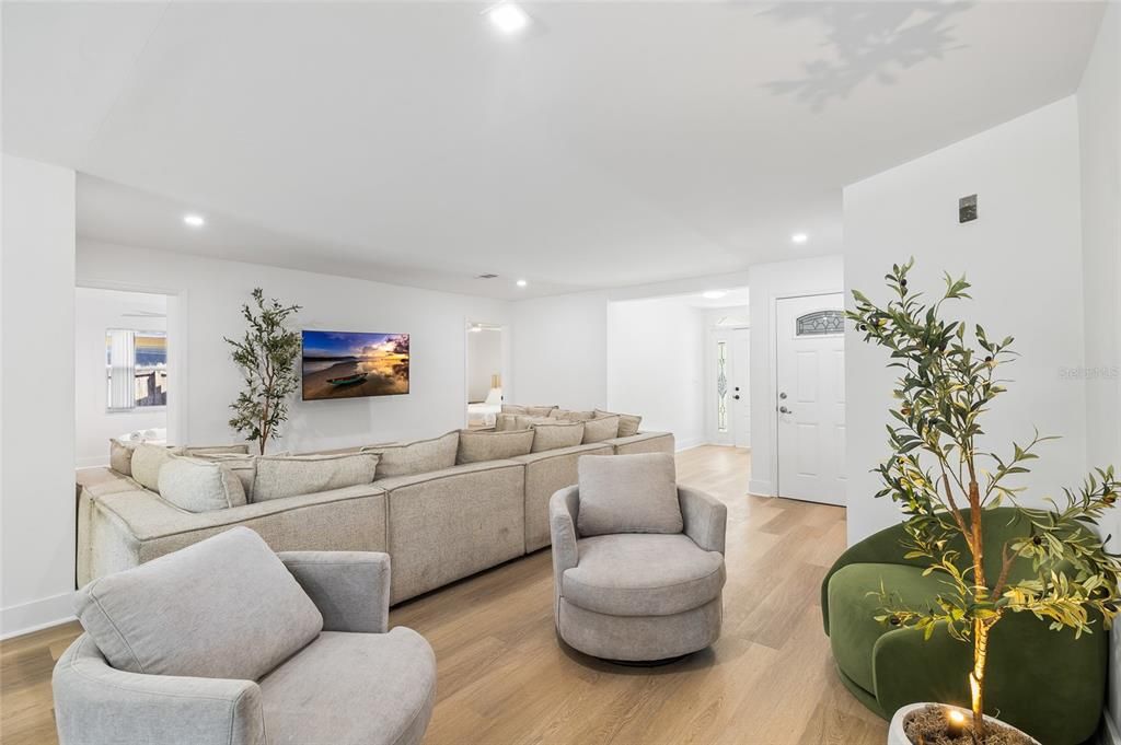 For Sale: $515,000 (5 beds, 3 baths, 1828 Square Feet)