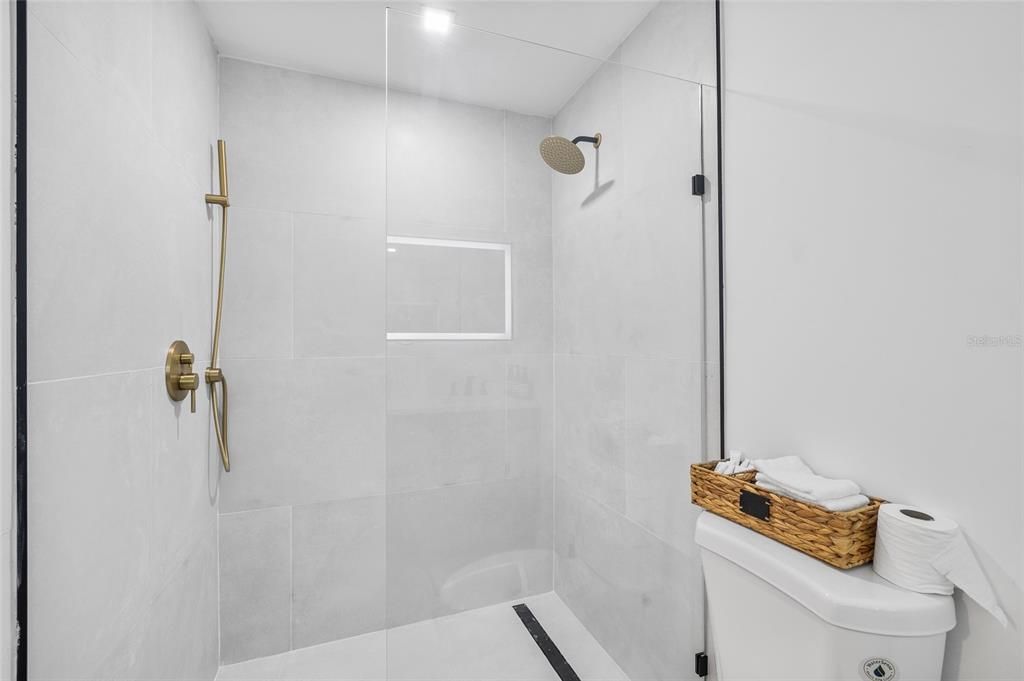 For Sale: $515,000 (5 beds, 3 baths, 1828 Square Feet)