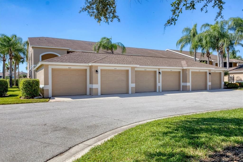 Под контрактом: $324,900 (2 спален, 2 ванн, 1433 Квадратных фут)