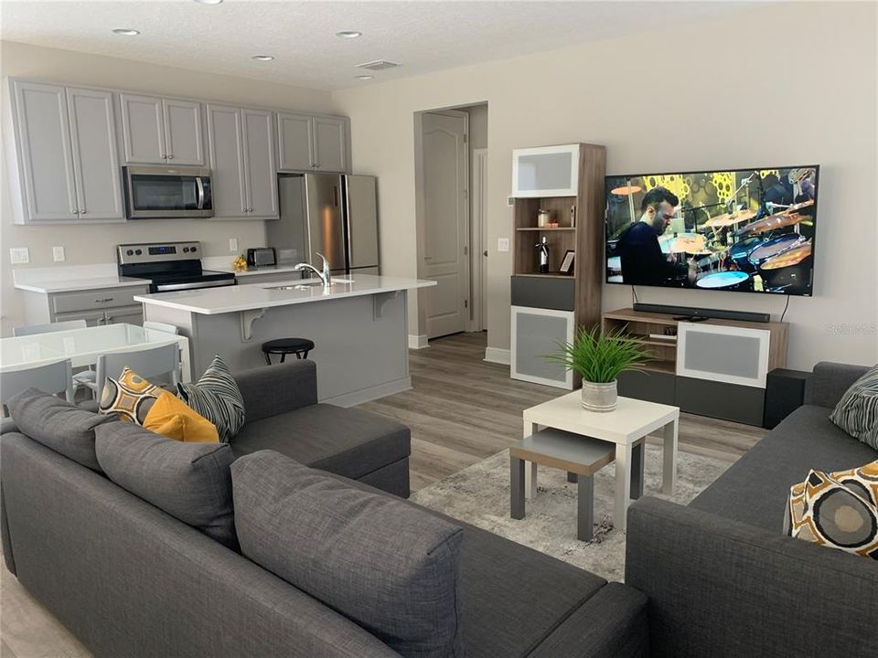 出租: $1,949 (1 贝兹, 1 浴室, 850 平方英尺)