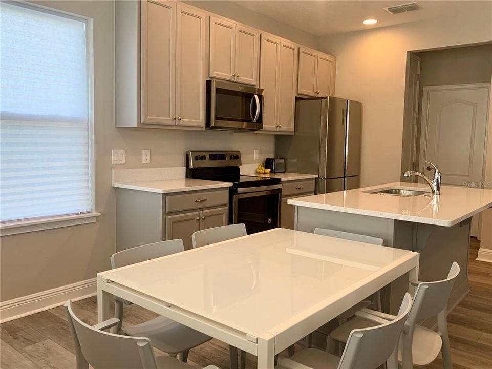 出租: $1,949 (1 贝兹, 1 浴室, 850 平方英尺)