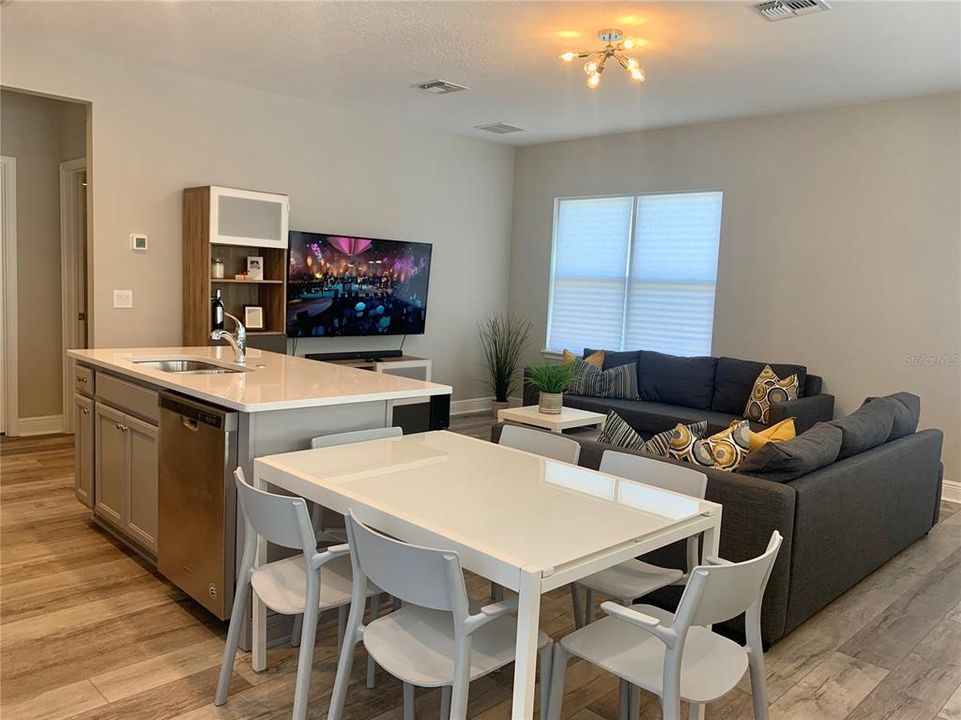 出租: $1,949 (1 贝兹, 1 浴室, 850 平方英尺)