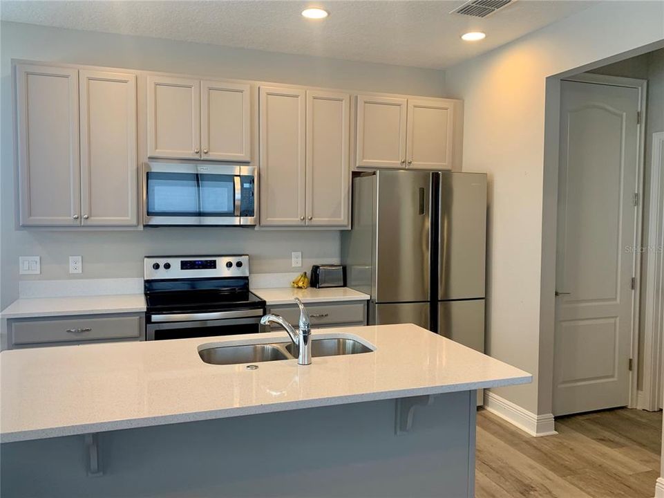 出租: $1,949 (1 贝兹, 1 浴室, 850 平方英尺)