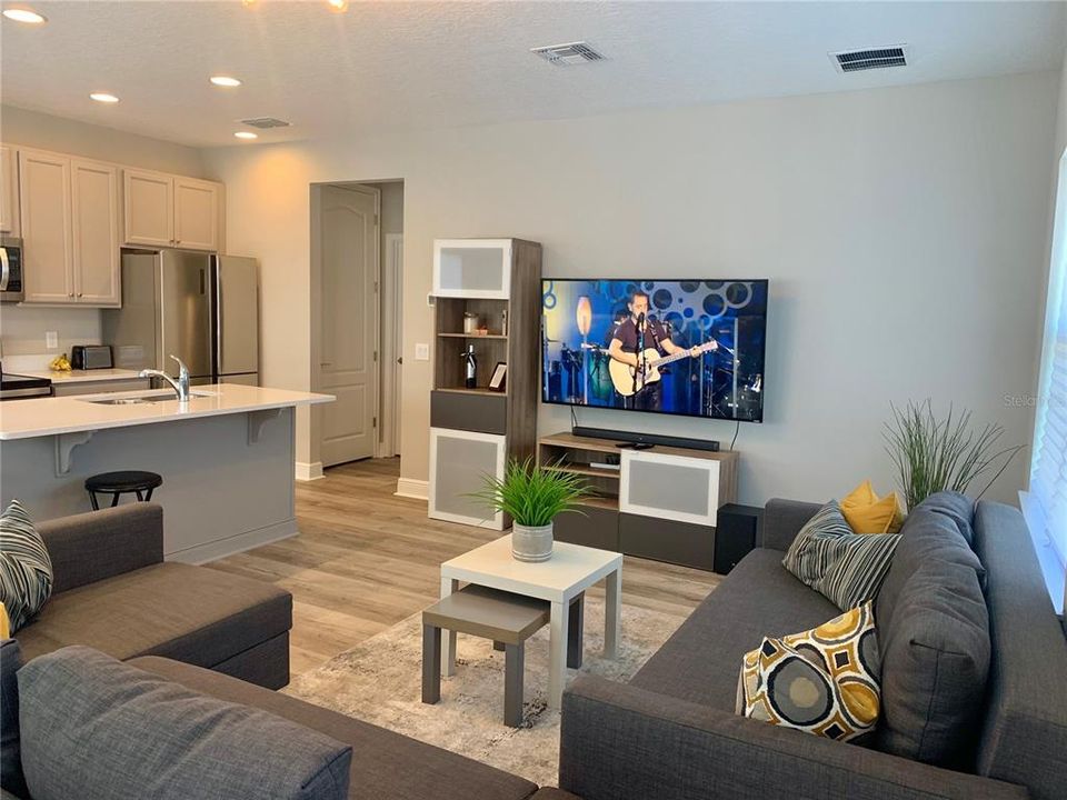 出租: $1,949 (1 贝兹, 1 浴室, 850 平方英尺)