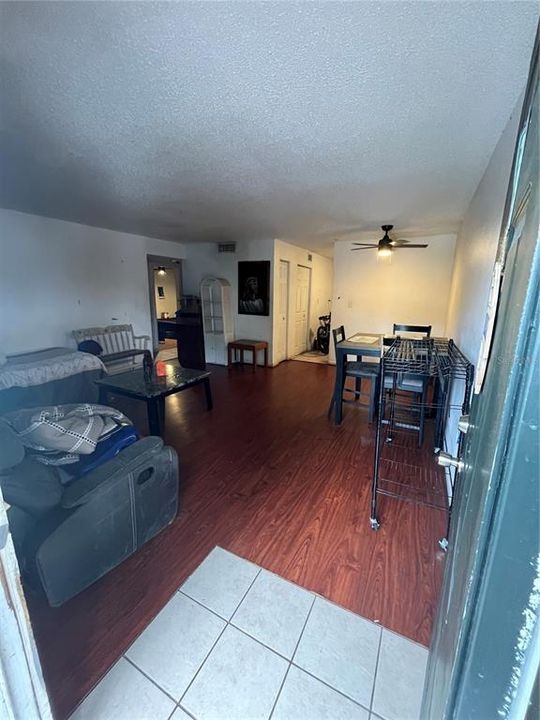 For Sale: $100,000 (2 beds, 1 baths, 899 Square Feet)