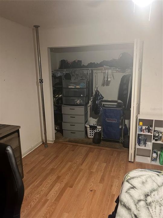 For Sale: $100,000 (2 beds, 1 baths, 899 Square Feet)