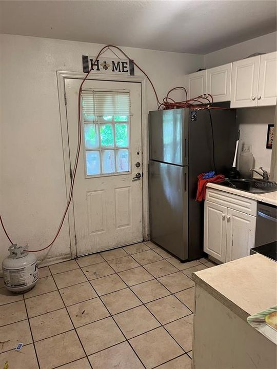 For Sale: $100,000 (2 beds, 1 baths, 899 Square Feet)