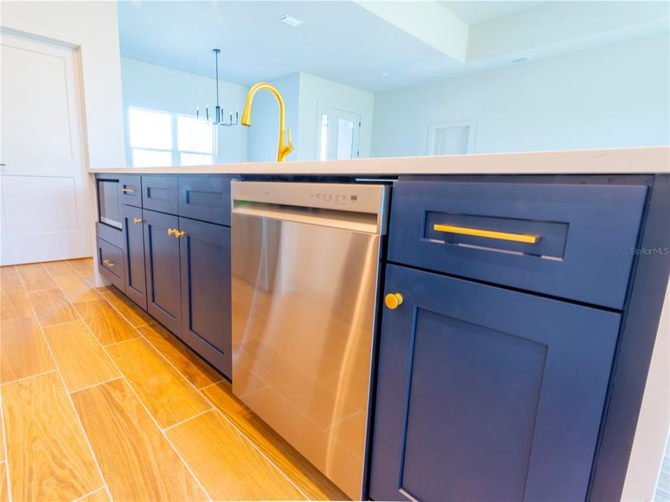 For Rent: $2,498 (3 beds, 2 baths, 1850 Square Feet)