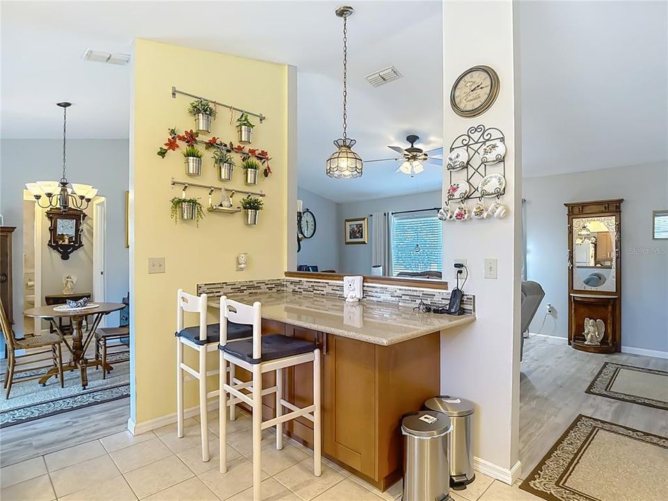 合同活跃: $249,500 (2 贝兹, 2 浴室, 1148 平方英尺)