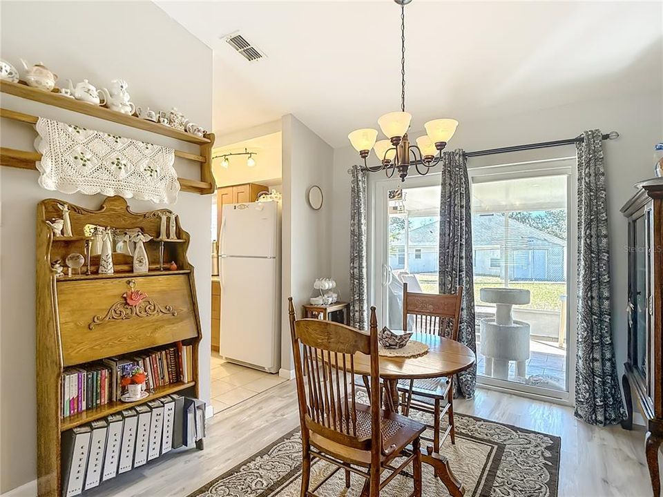 合同活跃: $249,500 (2 贝兹, 2 浴室, 1148 平方英尺)