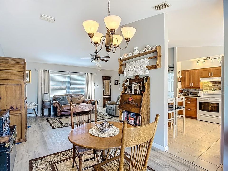 合同活跃: $249,500 (2 贝兹, 2 浴室, 1148 平方英尺)