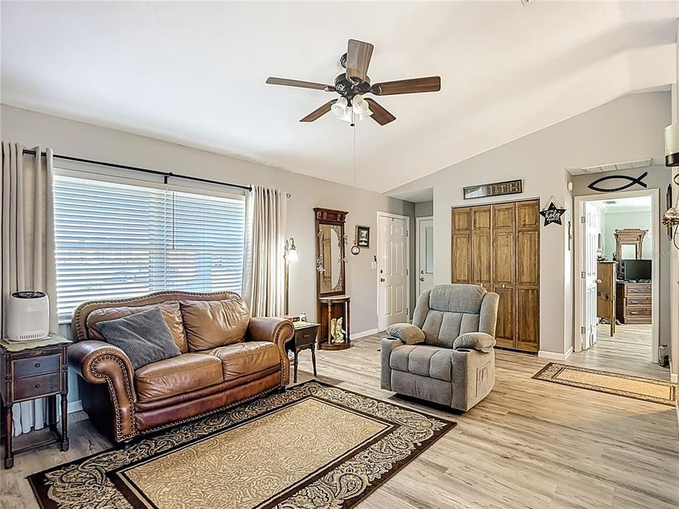 合同活跃: $249,500 (2 贝兹, 2 浴室, 1148 平方英尺)