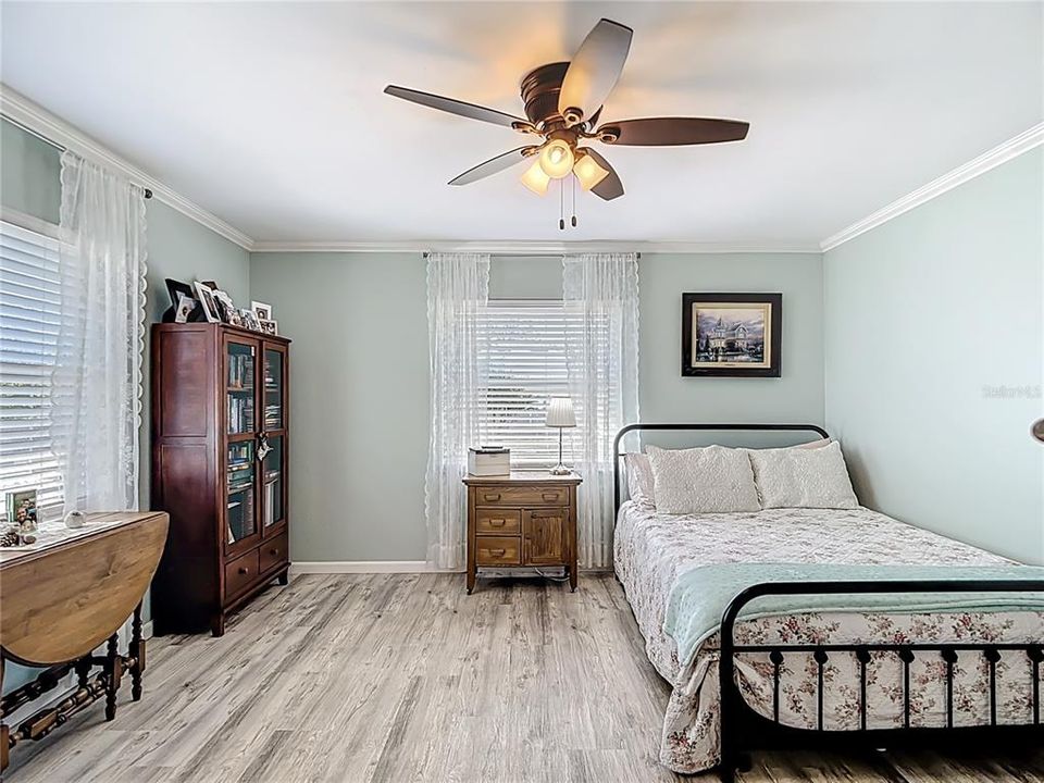 合同活跃: $249,500 (2 贝兹, 2 浴室, 1148 平方英尺)