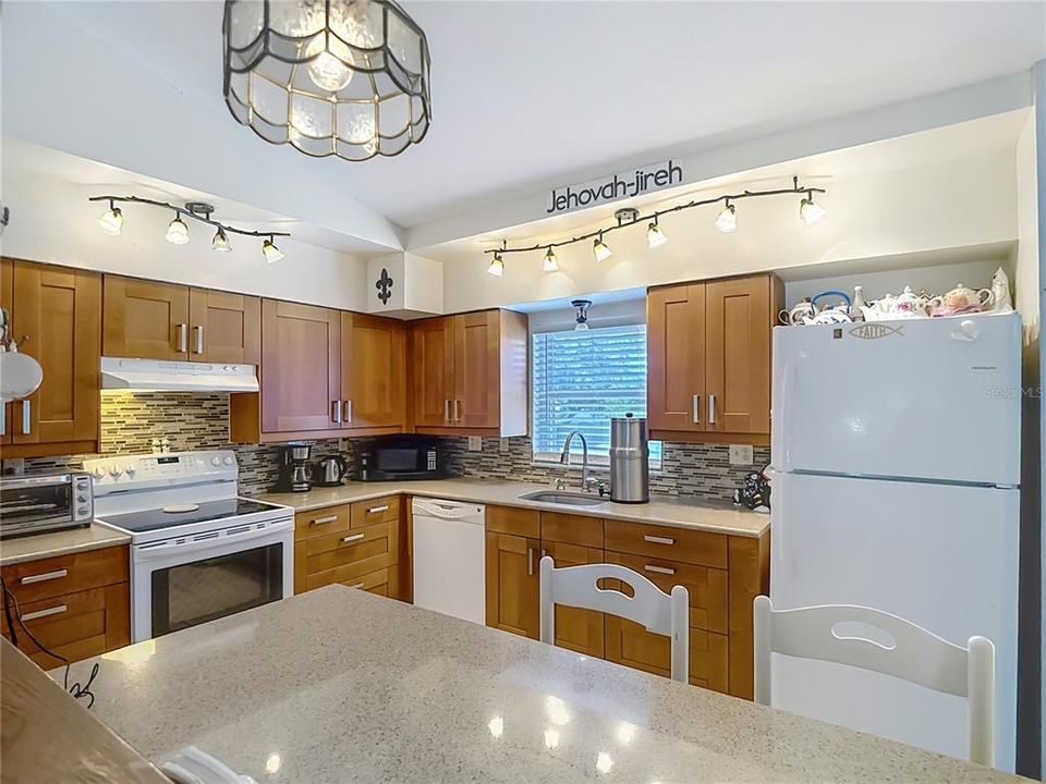 合同活跃: $249,500 (2 贝兹, 2 浴室, 1148 平方英尺)