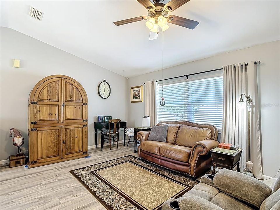 合同活跃: $249,500 (2 贝兹, 2 浴室, 1148 平方英尺)