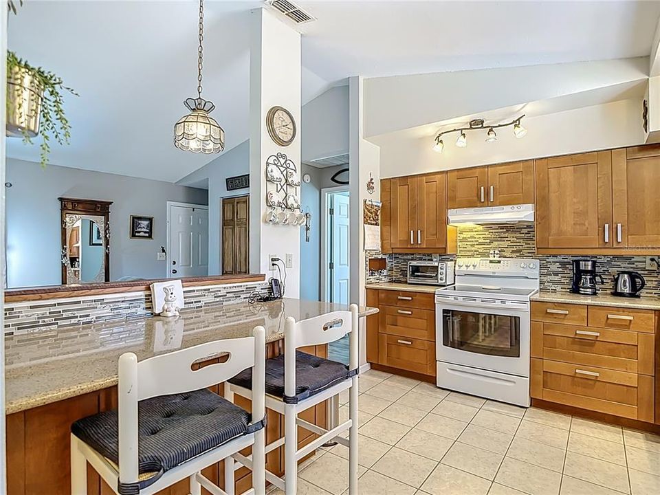 合同活跃: $249,500 (2 贝兹, 2 浴室, 1148 平方英尺)