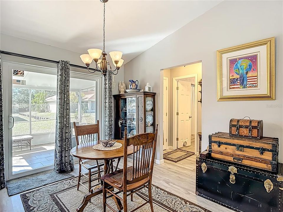 合同活跃: $249,500 (2 贝兹, 2 浴室, 1148 平方英尺)