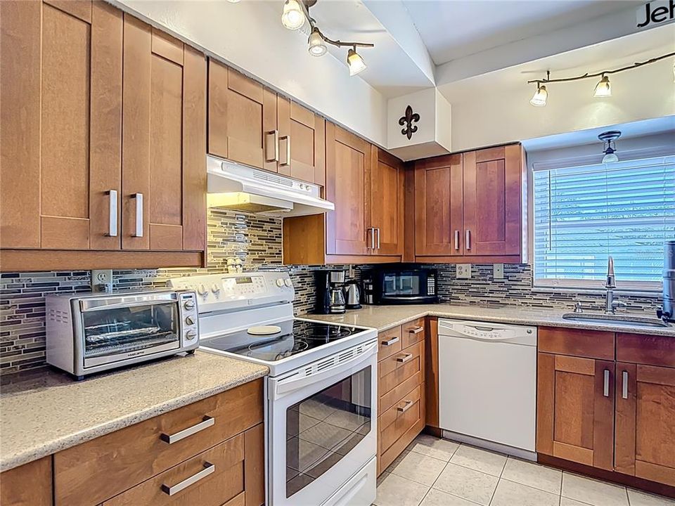 合同活跃: $249,500 (2 贝兹, 2 浴室, 1148 平方英尺)