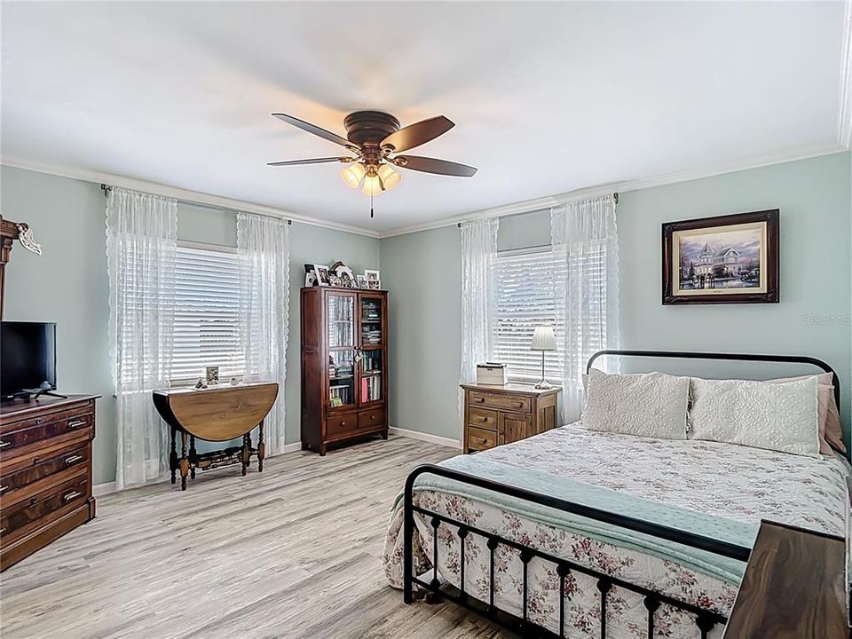 合同活跃: $249,500 (2 贝兹, 2 浴室, 1148 平方英尺)