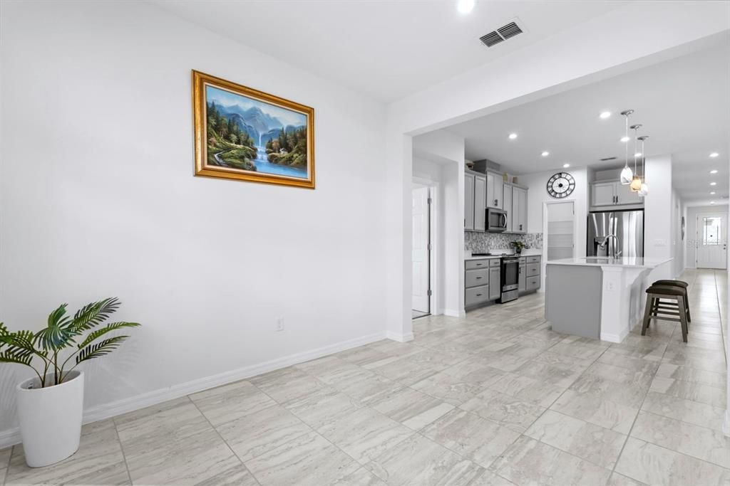 合同活跃: $669,900 (4 贝兹, 3 浴室, 2470 平方英尺)