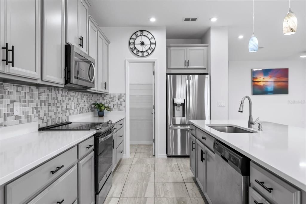 合同活跃: $669,900 (4 贝兹, 3 浴室, 2470 平方英尺)