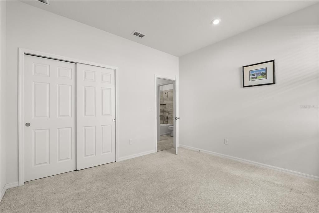 合同活跃: $669,900 (4 贝兹, 3 浴室, 2470 平方英尺)