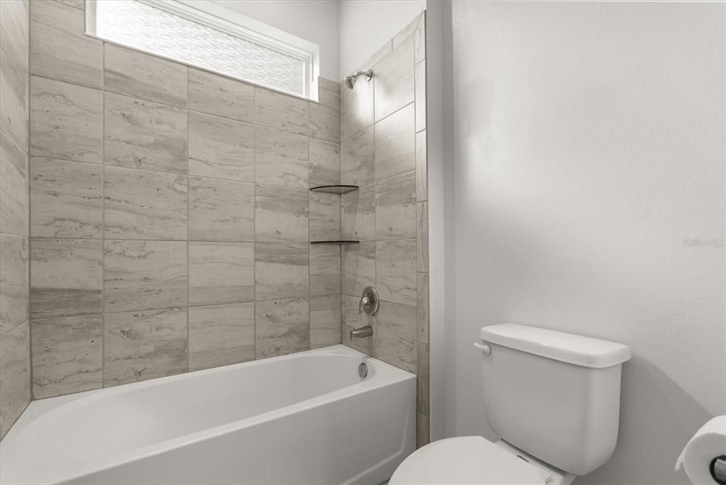 合同活跃: $669,900 (4 贝兹, 3 浴室, 2470 平方英尺)