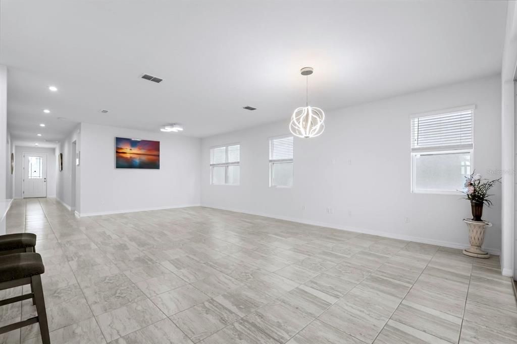 合同活跃: $669,900 (4 贝兹, 3 浴室, 2470 平方英尺)