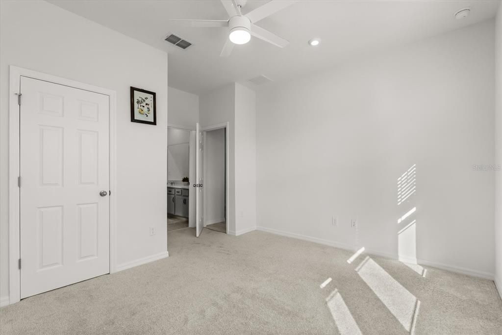 合同活跃: $669,900 (4 贝兹, 3 浴室, 2470 平方英尺)