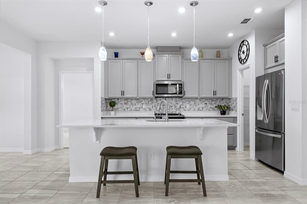 合同活跃: $669,900 (4 贝兹, 3 浴室, 2470 平方英尺)