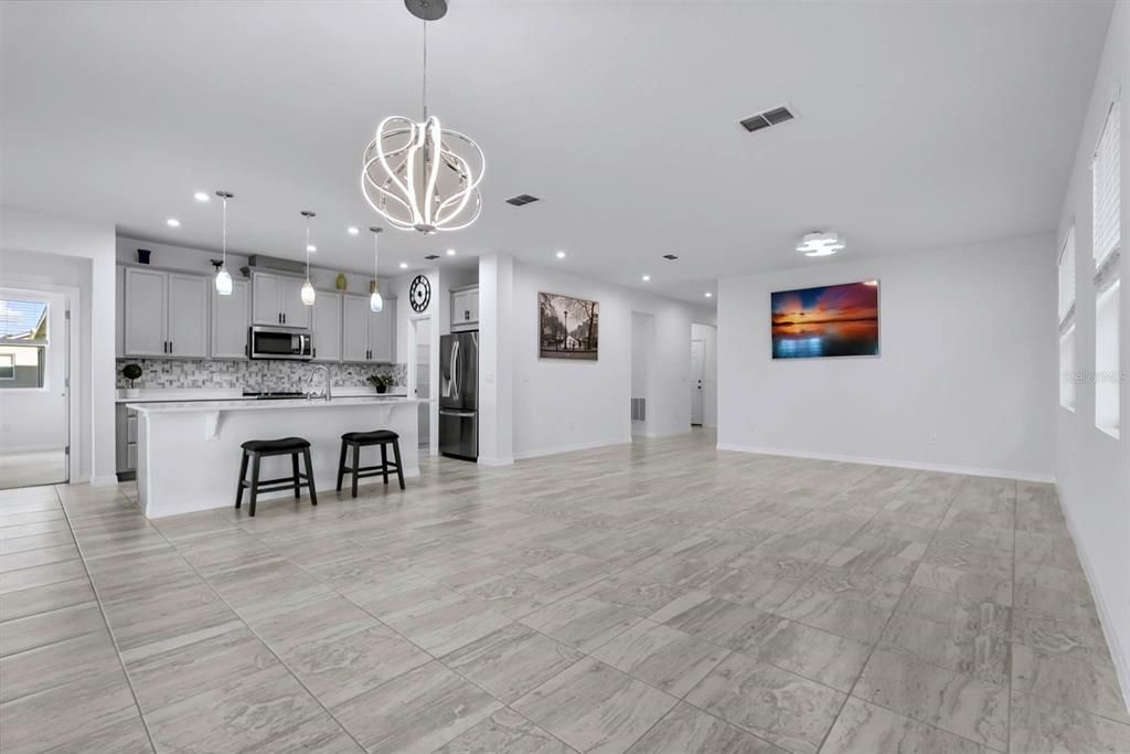 合同活跃: $669,900 (4 贝兹, 3 浴室, 2470 平方英尺)